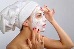 нанасяне на маска за подмладяване на кожата
