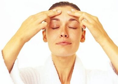 Подмладяващият масаж на лицето ще направи кожата равномерна и тонизирана